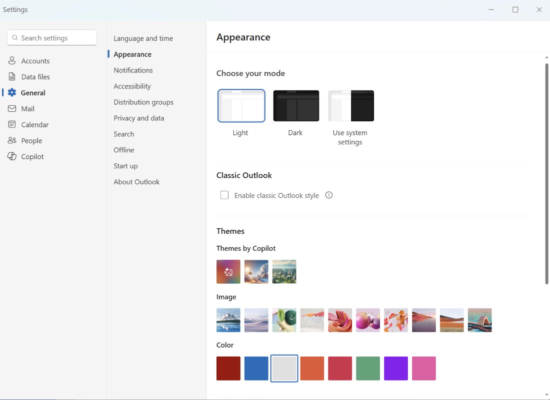 Paramètres d’apparence du nouvel Outlook : modes clair, sombre ou système, option « Enable classic Outlook style » et choix de thèmes.